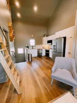 Charming Carriage house in Popular Bates Hendricks