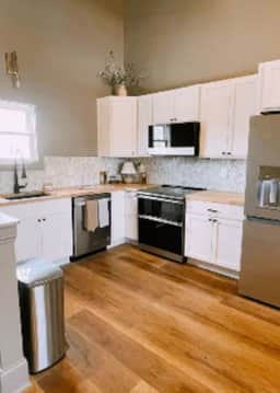 Charming Carriage house in Popular Bates Hendricks