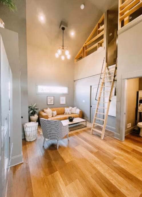 Charming Carriage house in Popular Bates Hendricks