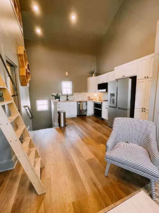 Charming Carriage house in Popular Bates Hendricks