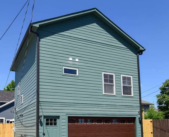 Charming Carriage house in Popular Bates Hendricks